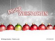 Weihnachtskugeln im Schnee vor weihnachtlichem Hintergrund